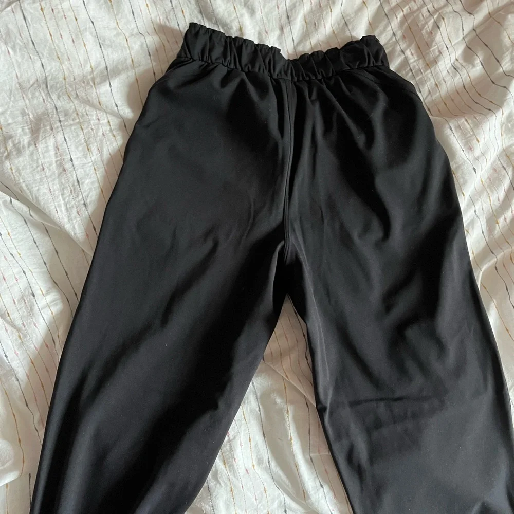 lululemon black on the fly pant 7/8 25” - Picture 6 of 6